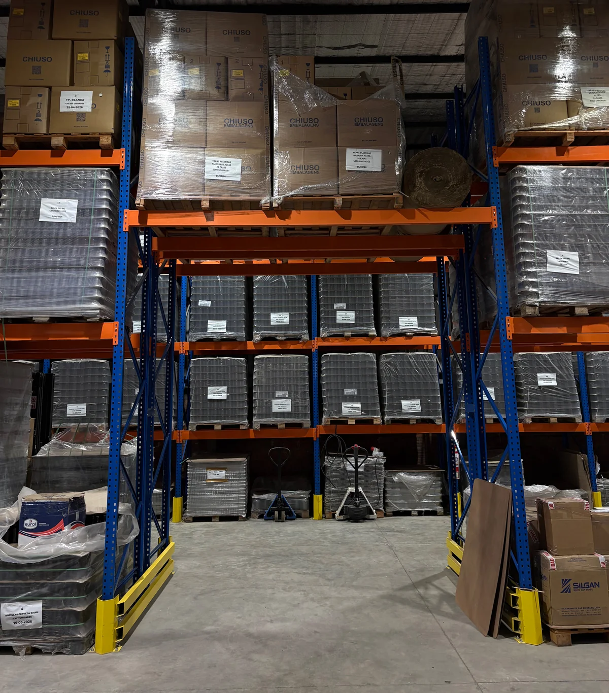 Depósito J&D en Mariano Roque Alonso — vista frontal con pallets de vidrio importado