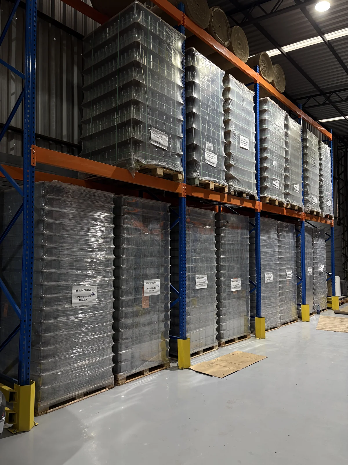 Racks industriales del depósito J&D con envases de vidrio en stock permanente
